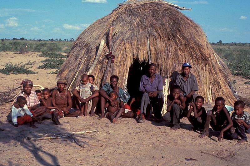 15.3 Bušmani u pustinji Kalahari.jpg - Khwe community at Gope, Central Kalahari Game Reserve (CKGR) - Botswana